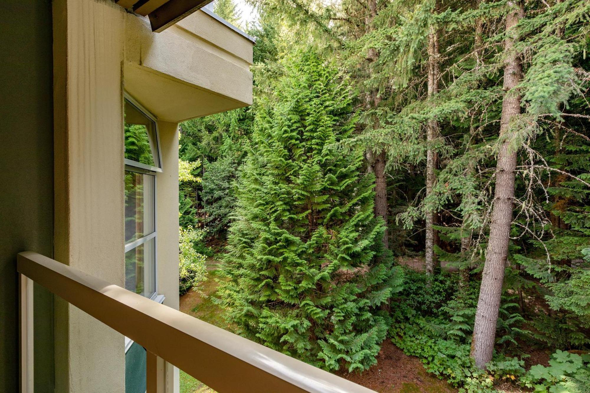 Woodrun 514 | Ski-in Ski-out W/ Pool, Hot Tub, Free Parking, Wifi & Laundry Holiday home Whistler