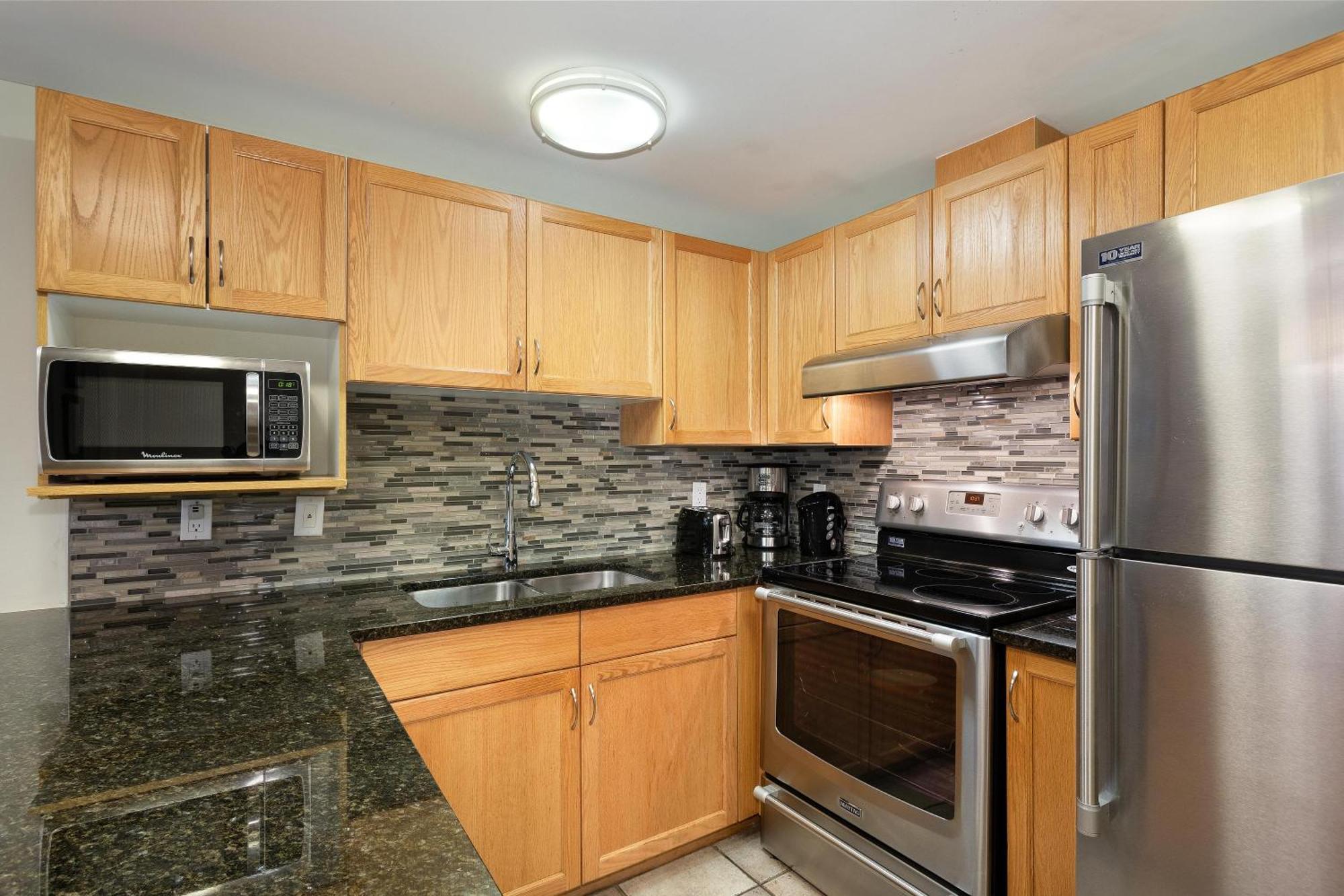 Woodrun 514 | Ski-in Ski-out W/ Pool, Hot Tub, Free Parking, Wifi & Laundry Whistler
