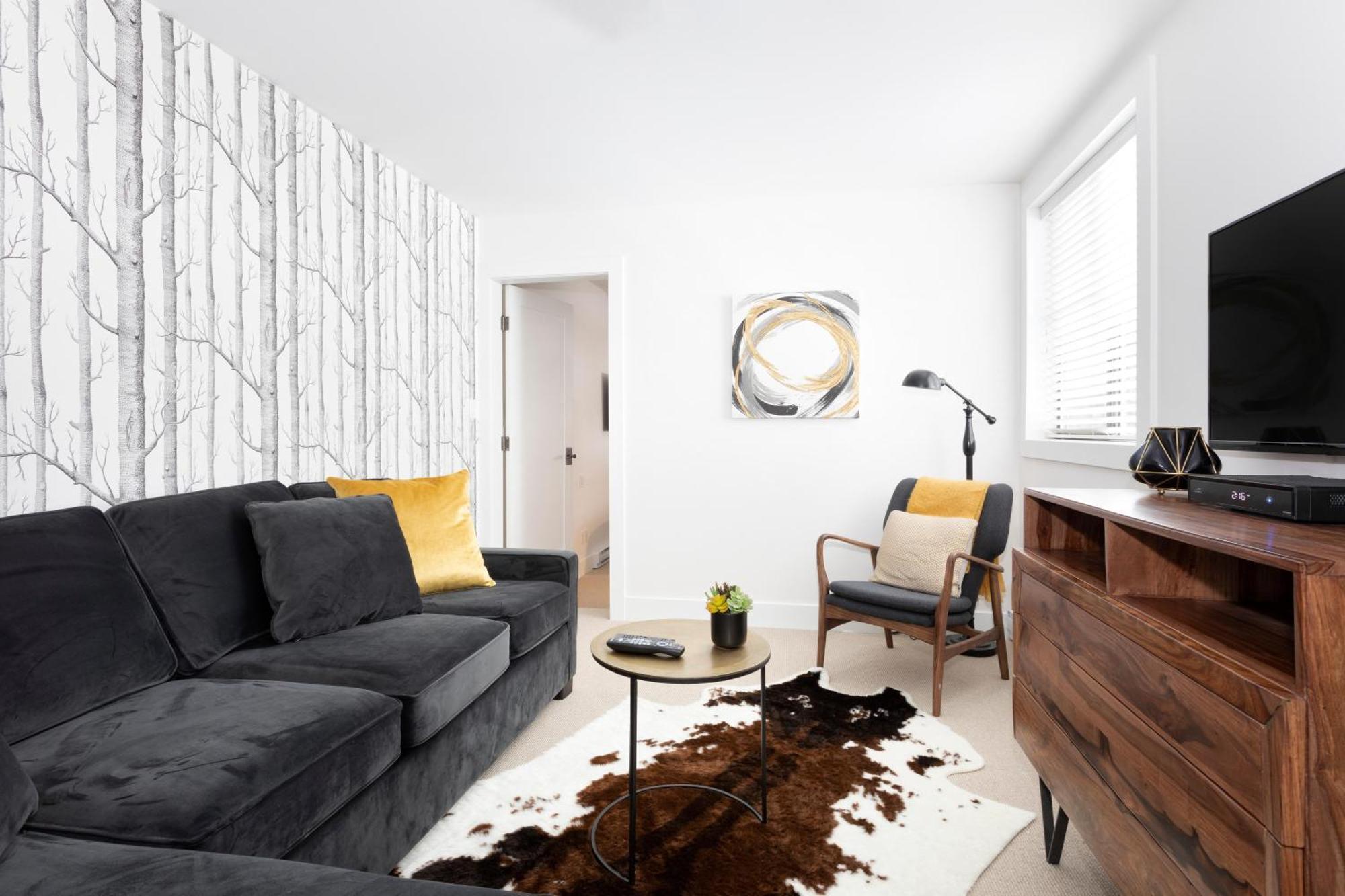 Crystal Ridge 13 | Designer Gem, Walk/bus To Skiing, Private Hot Tub & Garage, Boot Heaters Holiday home Whistler