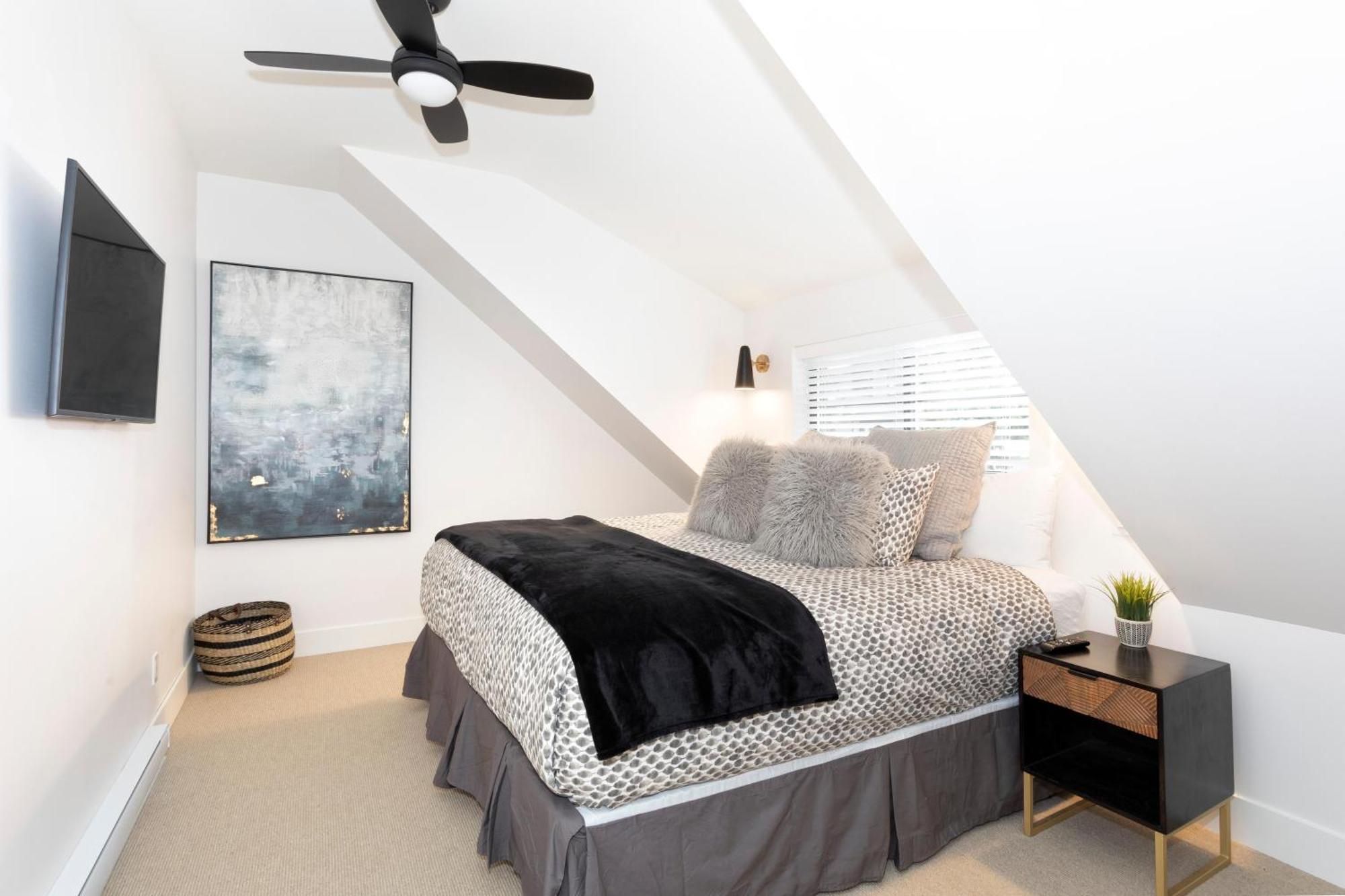 Crystal Ridge 13 | Designer Gem, Walk/bus To Skiing, Private Hot Tub & Garage, Boot Heaters Holiday home