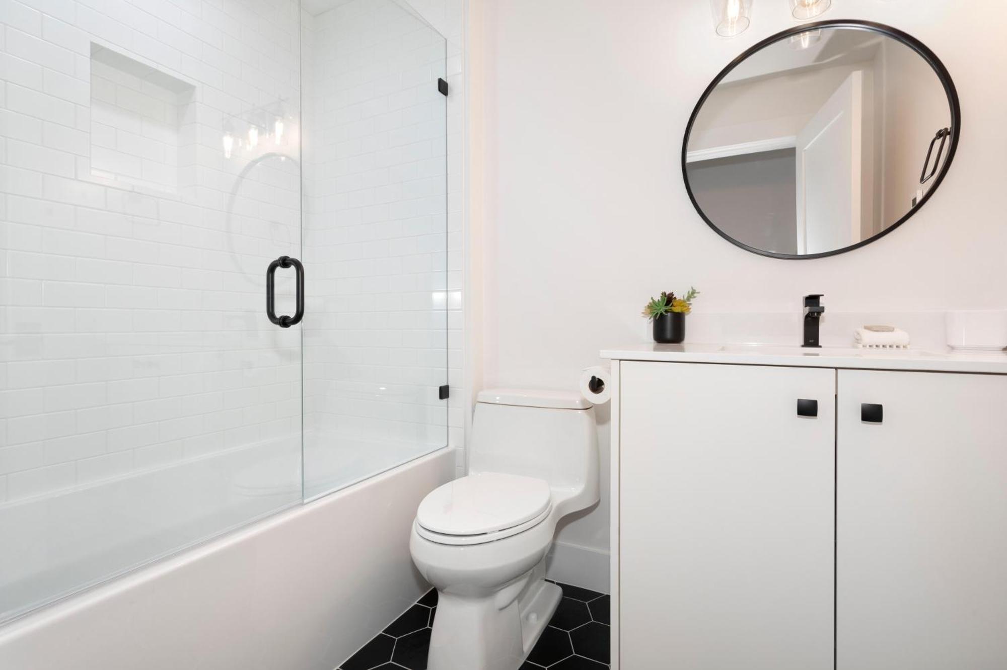 Crystal Ridge 13 | Designer Gem, Walk/bus To Skiing, Private Hot Tub & Garage, Boot Heaters Holiday home Whistler