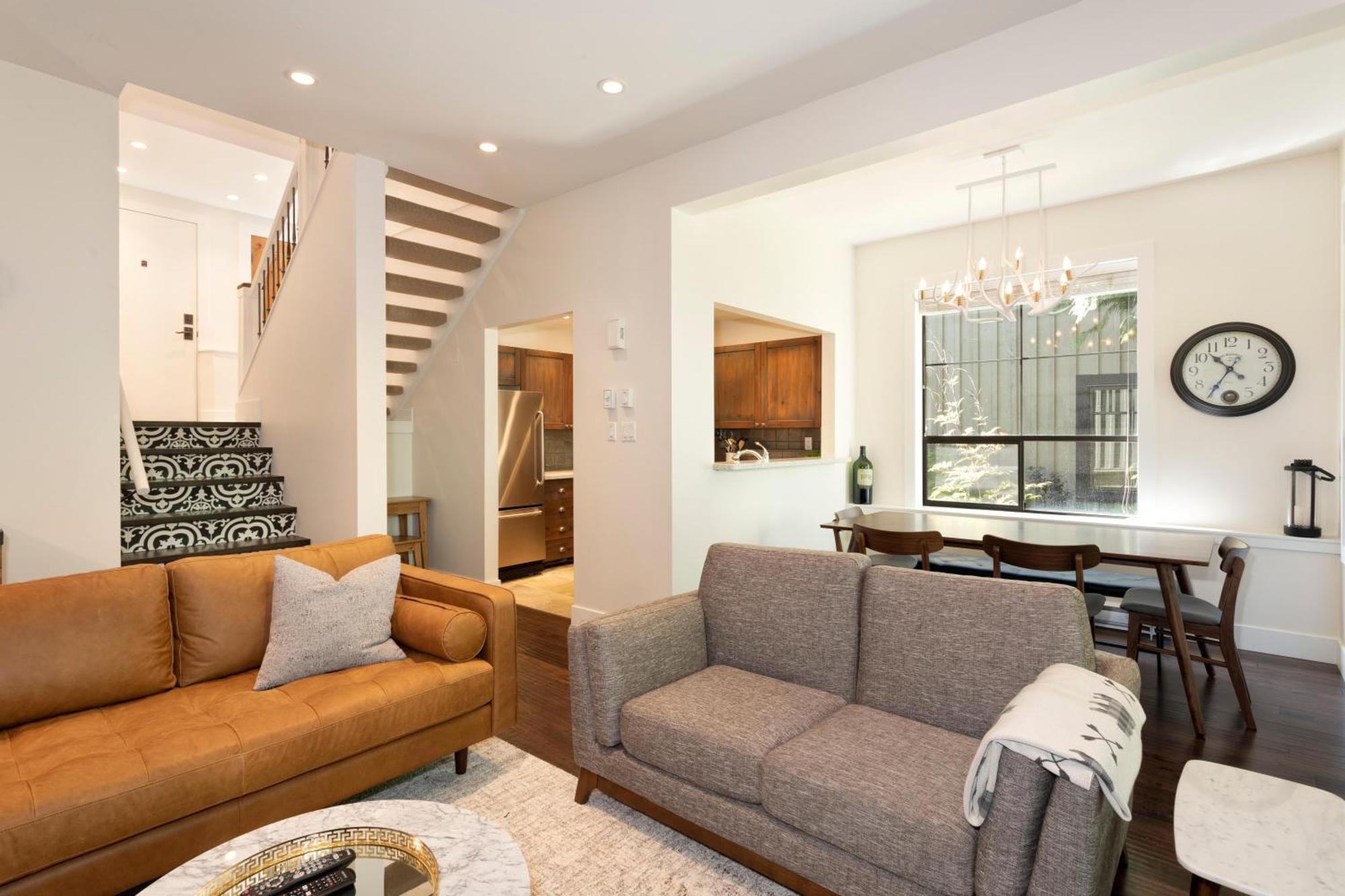 Crystal Ridge 13 | Designer Gem, Walk/bus To Skiing, Private Hot Tub & Garage, Boot Heaters Holiday home