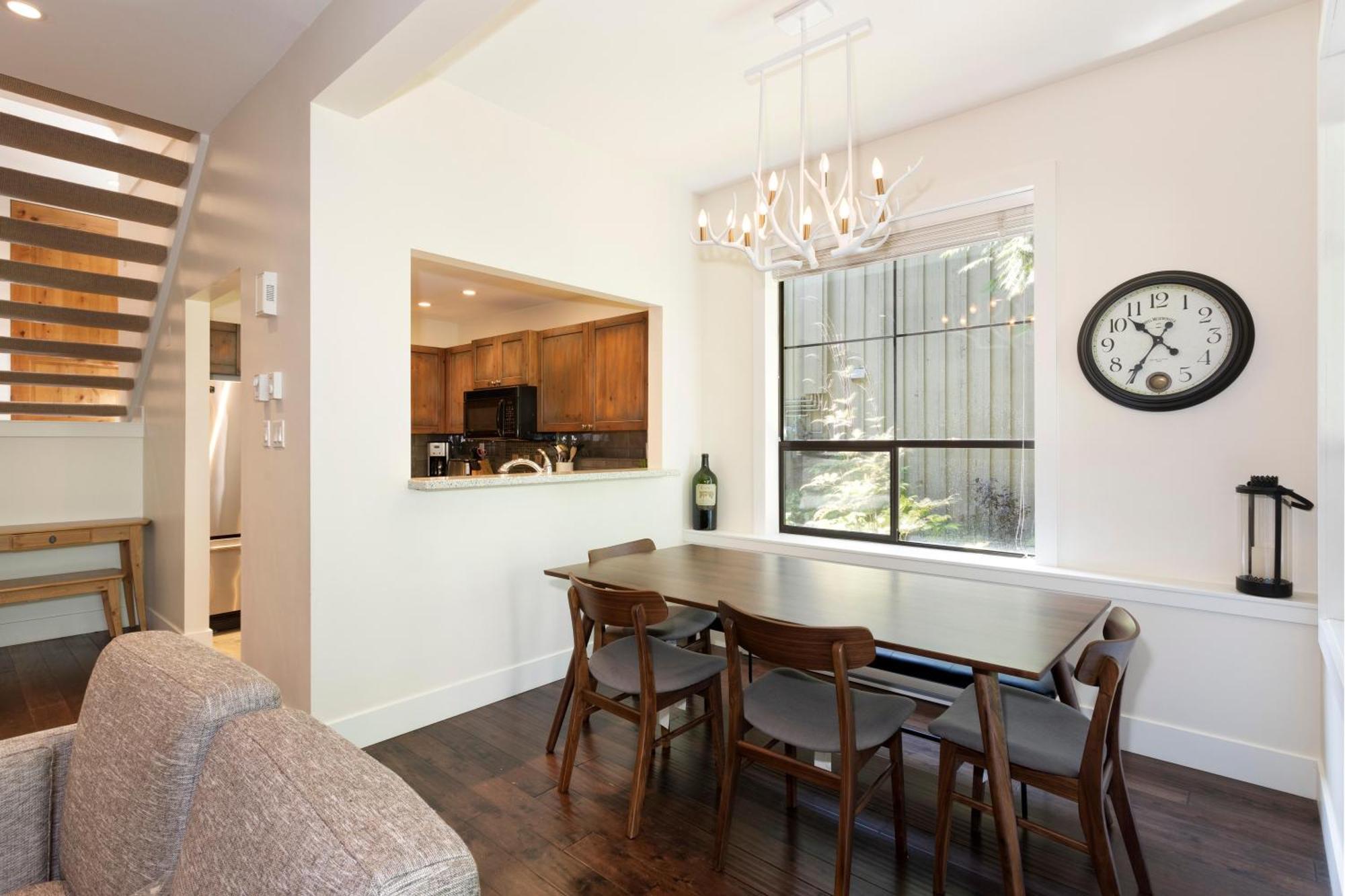 Holiday home Crystal Ridge 13 | Designer Gem, Walk/bus To Skiing, Private Hot Tub & Garage, Boot Heaters