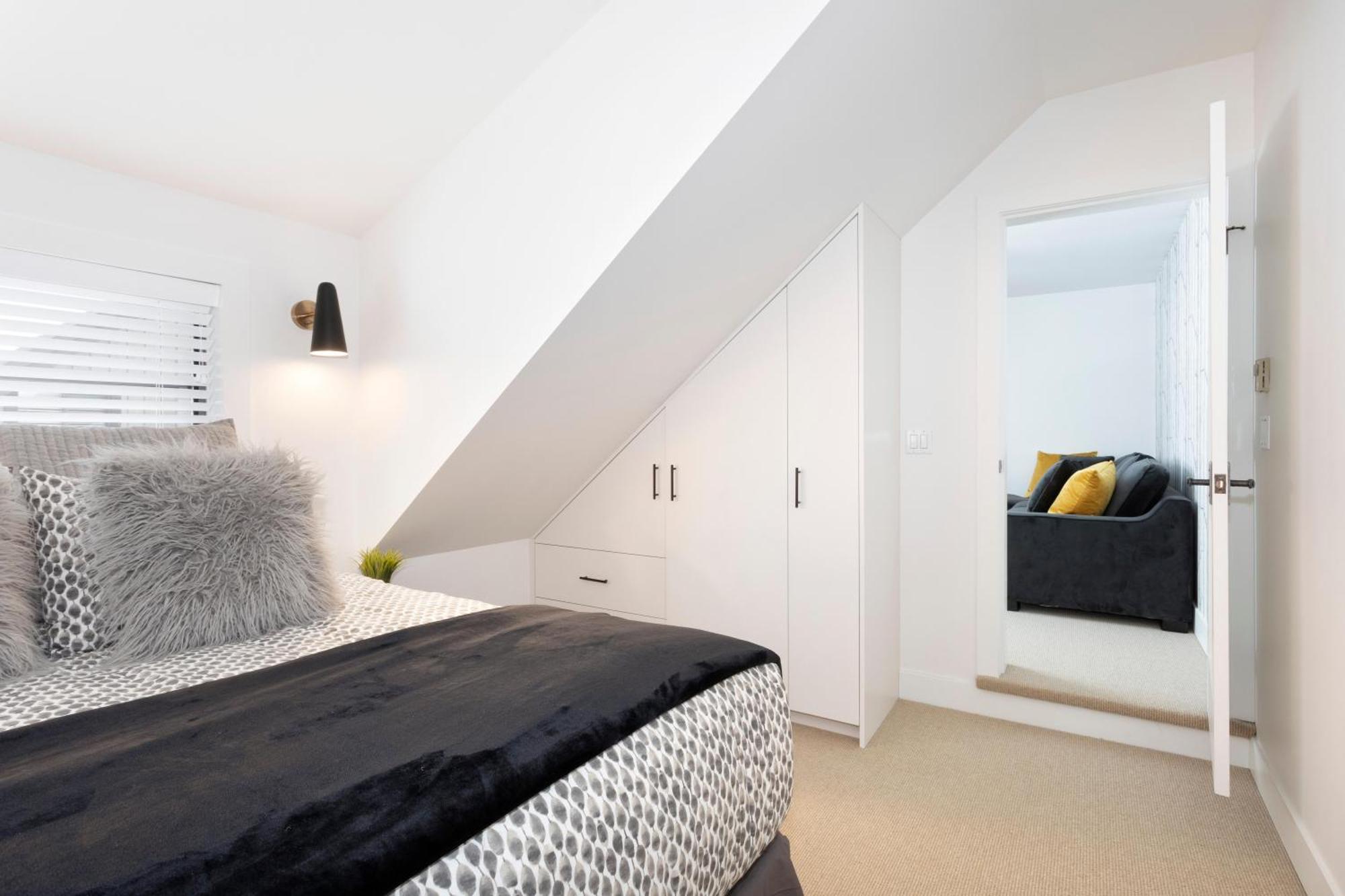 Holiday home Crystal Ridge 13 | Designer Gem, Walk/bus To Skiing, Private Hot Tub & Garage, Boot Heaters *