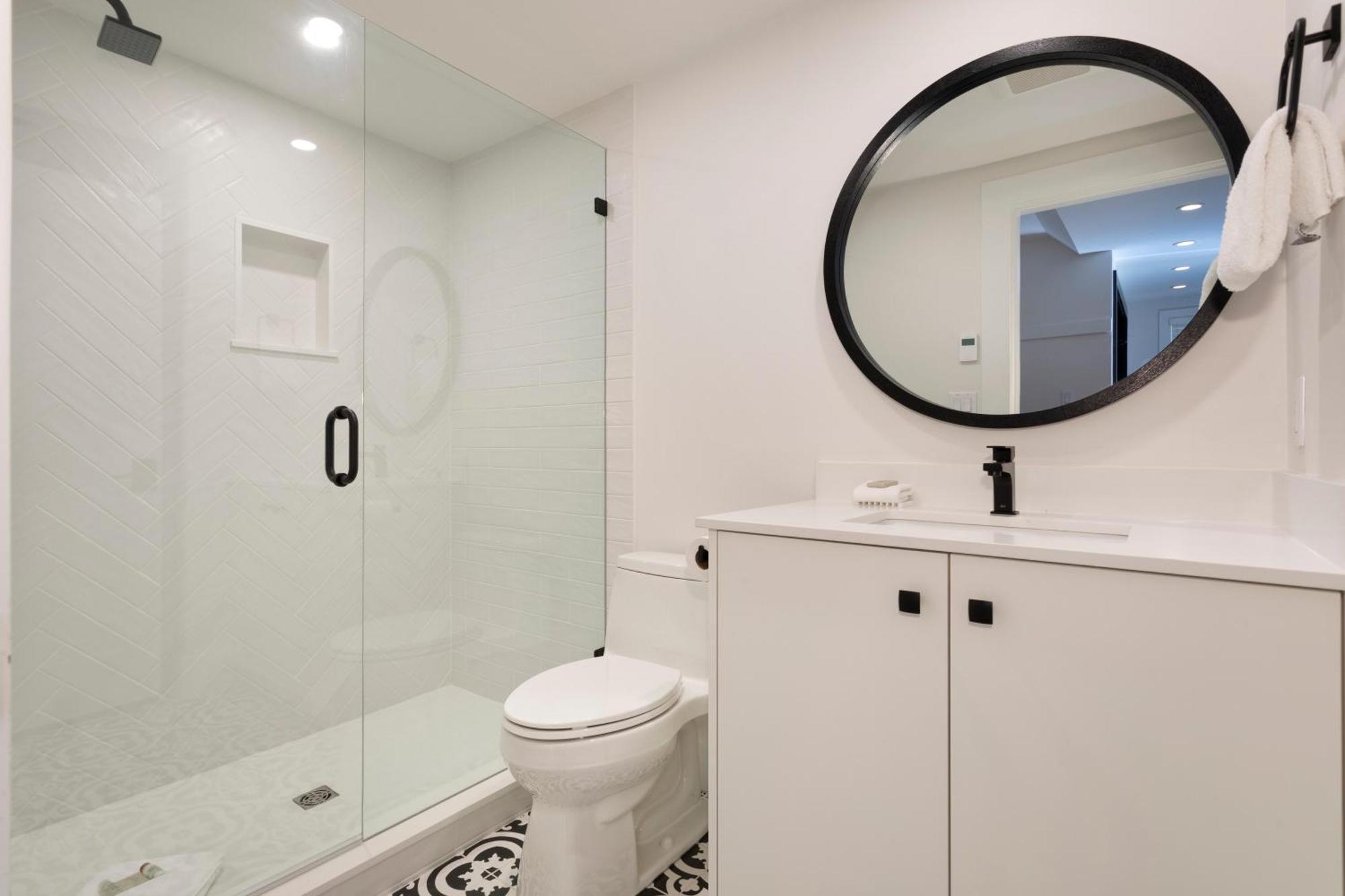 Holiday home Crystal Ridge 13 | Designer Gem, Walk/bus To Skiing, Private Hot Tub & Garage, Boot Heaters Whistler