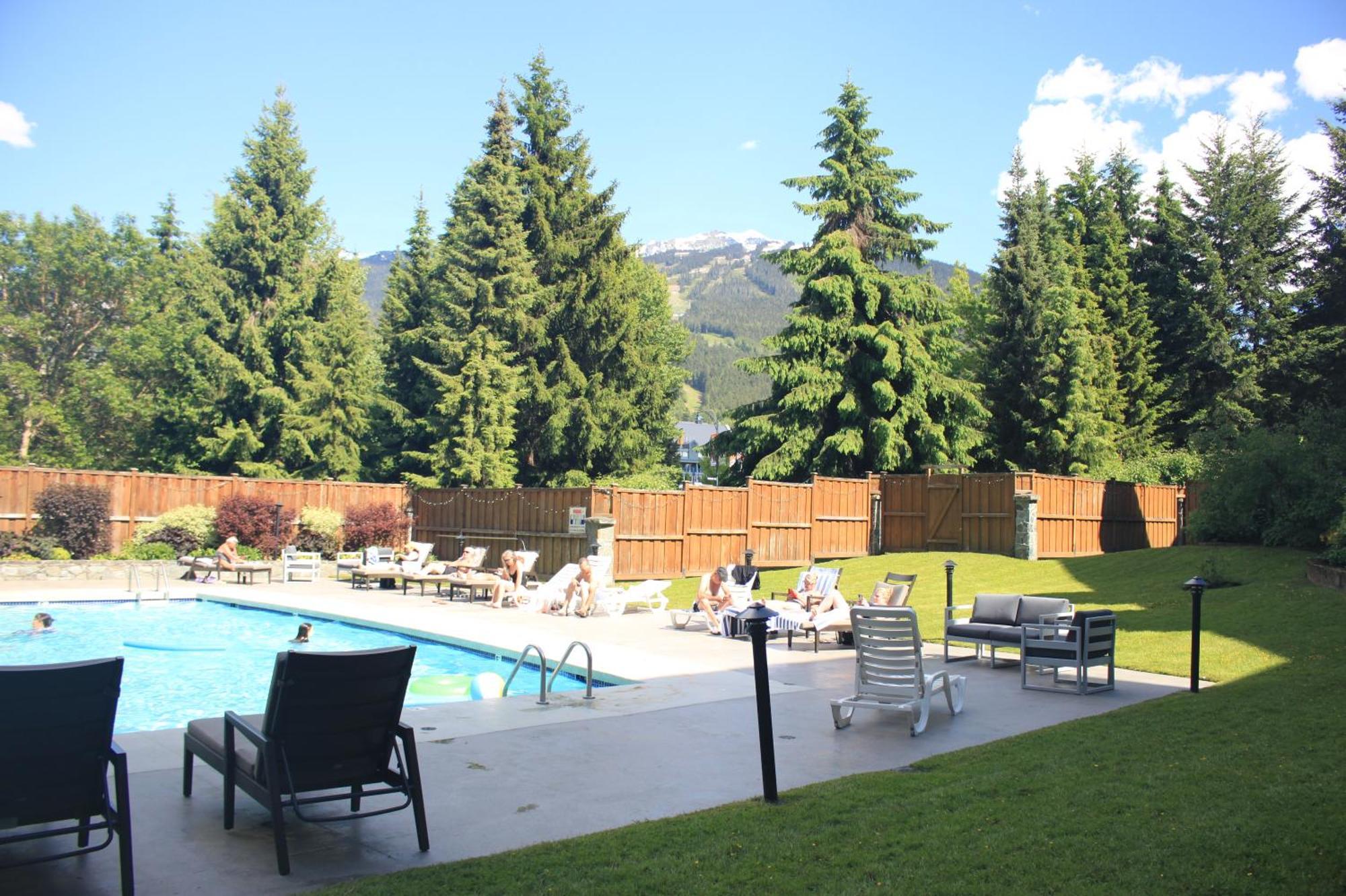 Hotel Cascade Lodge 2 Hot Tubs Pool Gym Sauna Parking Whistler