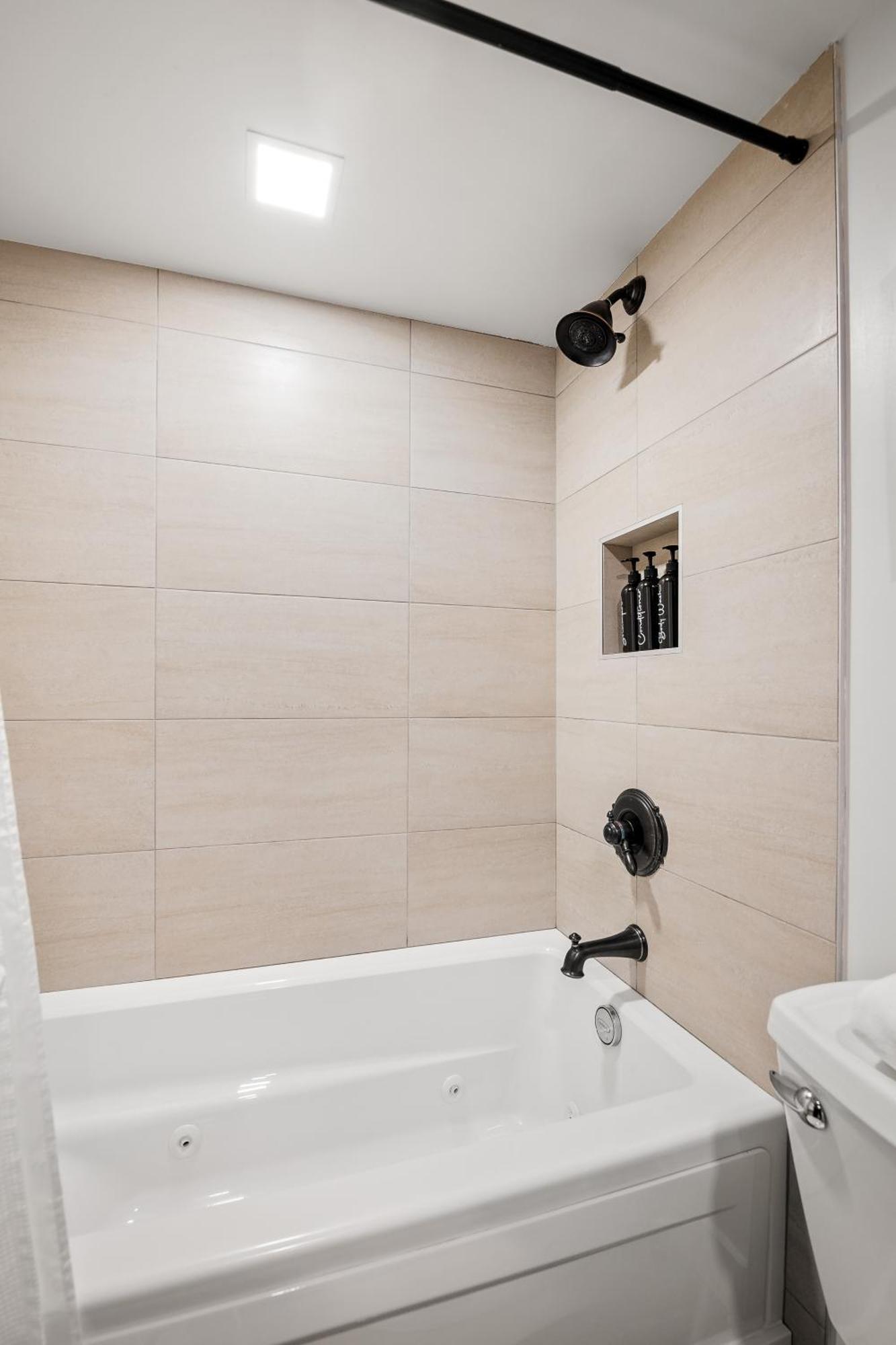 In & Out, Heart Of Upper Village, Pool & Hot Tub * Whistler