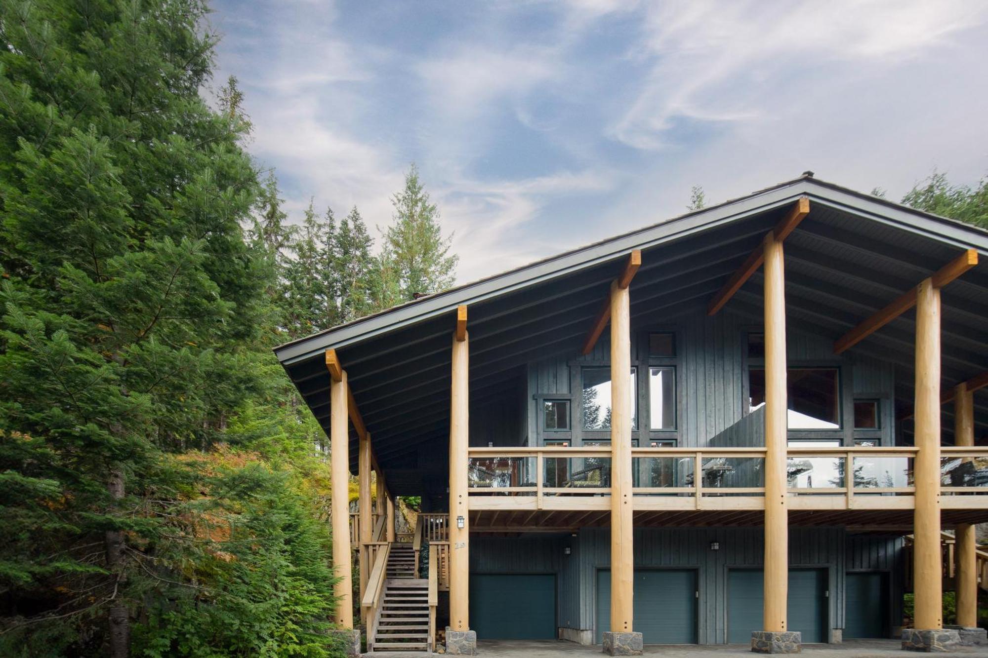 Luxury Mountain Retreat With Private Hot Tub By Harmony Whistler