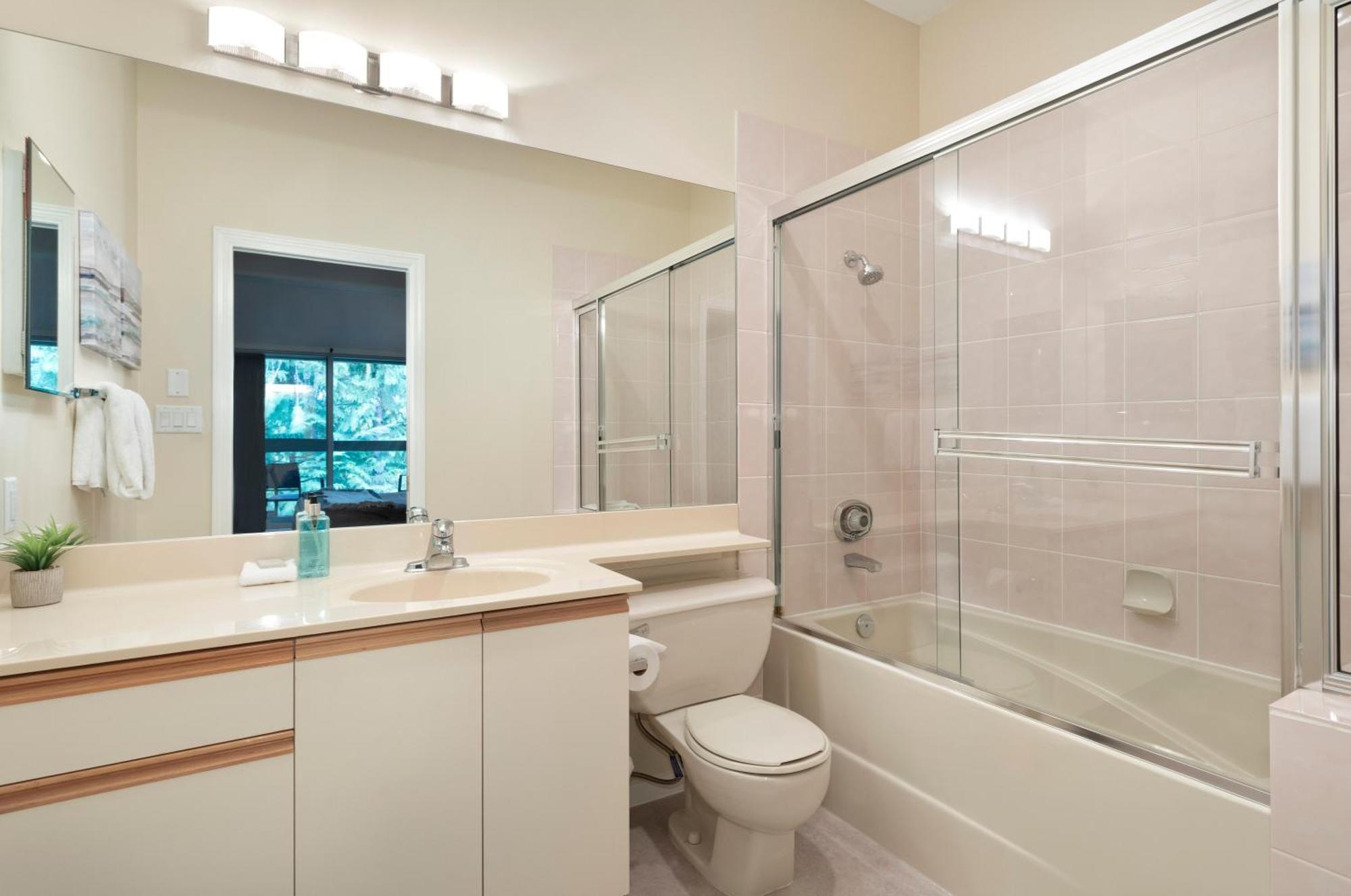 Stoneridge 32 | Spacious Townhome W/ Access, Private Hot Tub & Covered Parking Holiday home