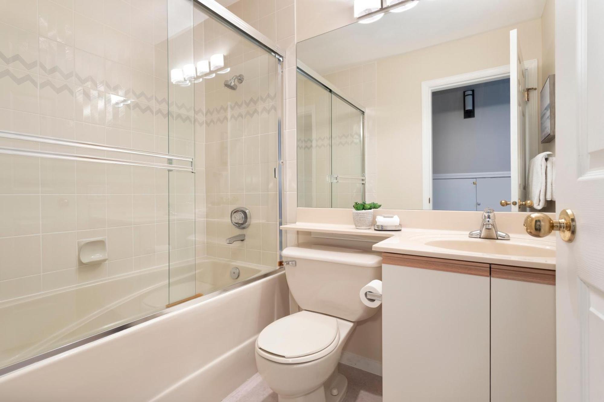 Stoneridge 32 | Spacious Townhome W/ Access, Private Hot Tub & Covered Parking Holiday home *