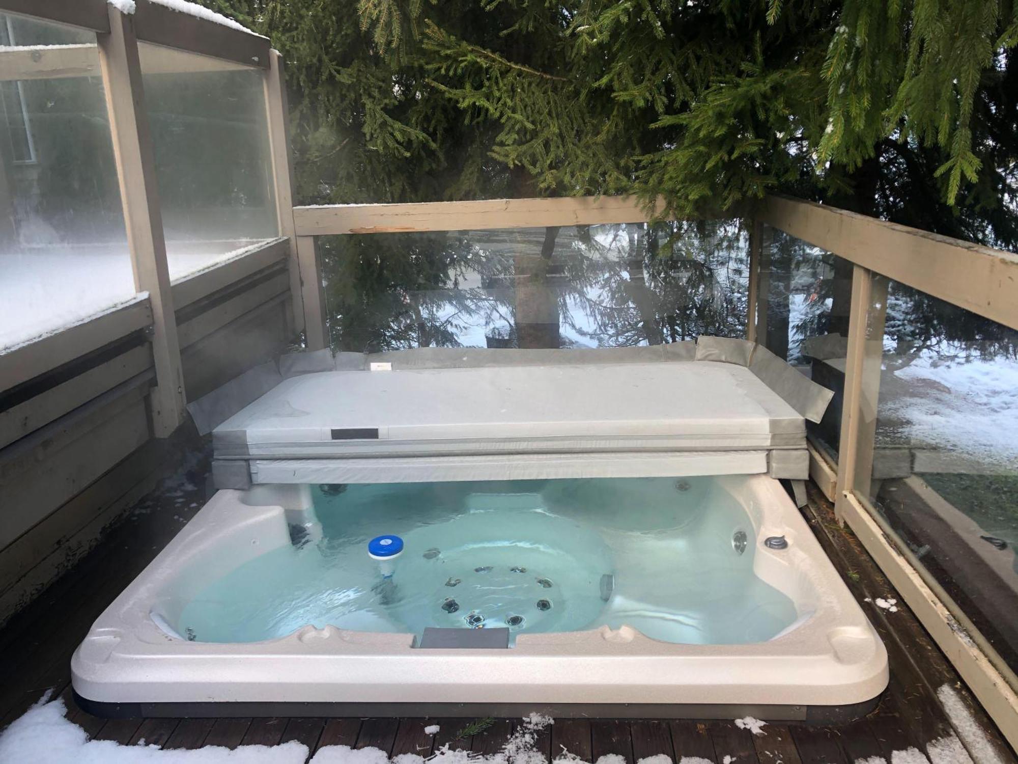 Holiday home Stoneridge 32 | Spacious Townhome W/ Access, Private Hot Tub & Covered Parking *