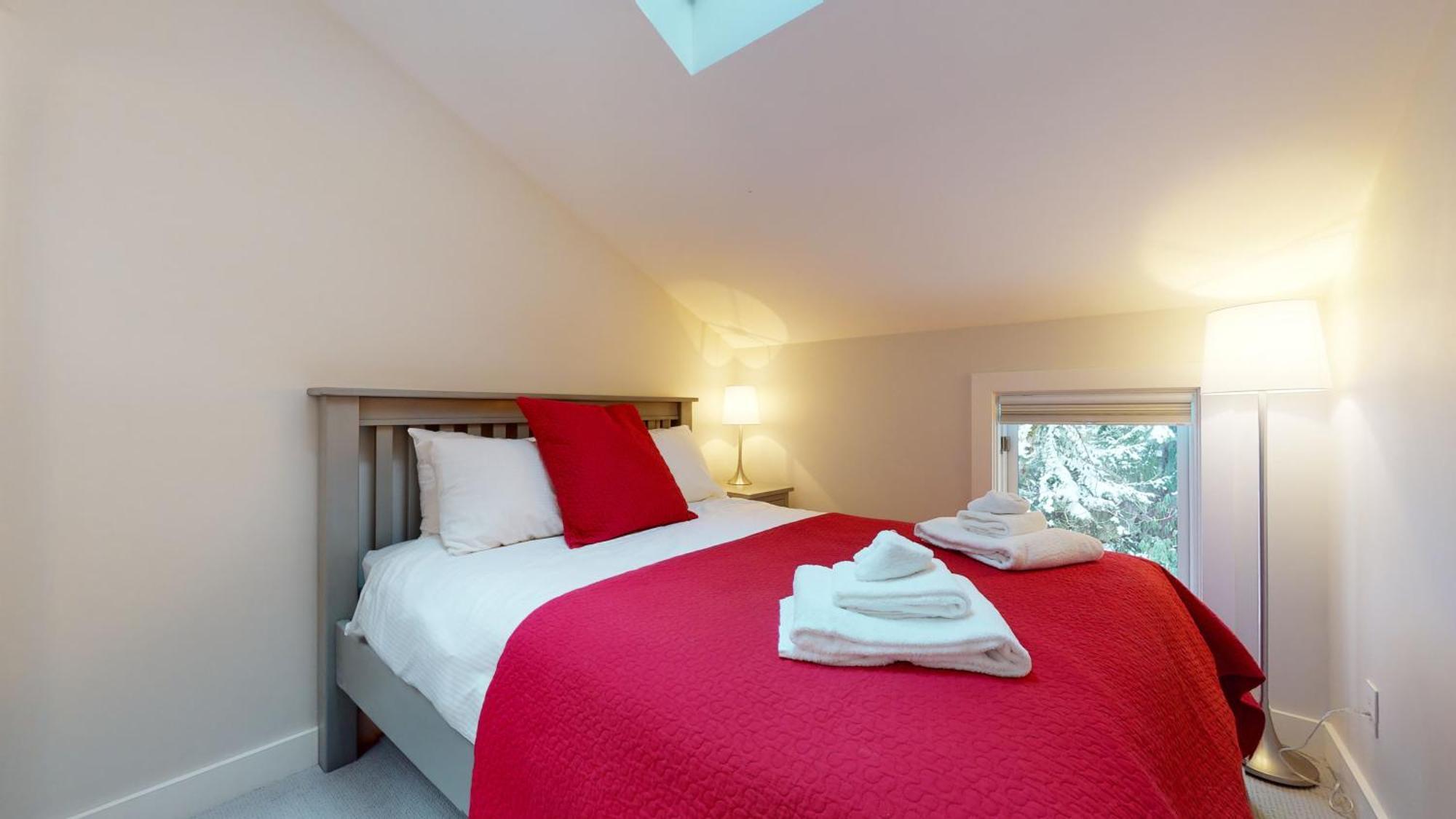 Telemark 25 Ski-in Ski-out Access Steps To Ski Lifts Renovated Townhome Holiday home Whistler