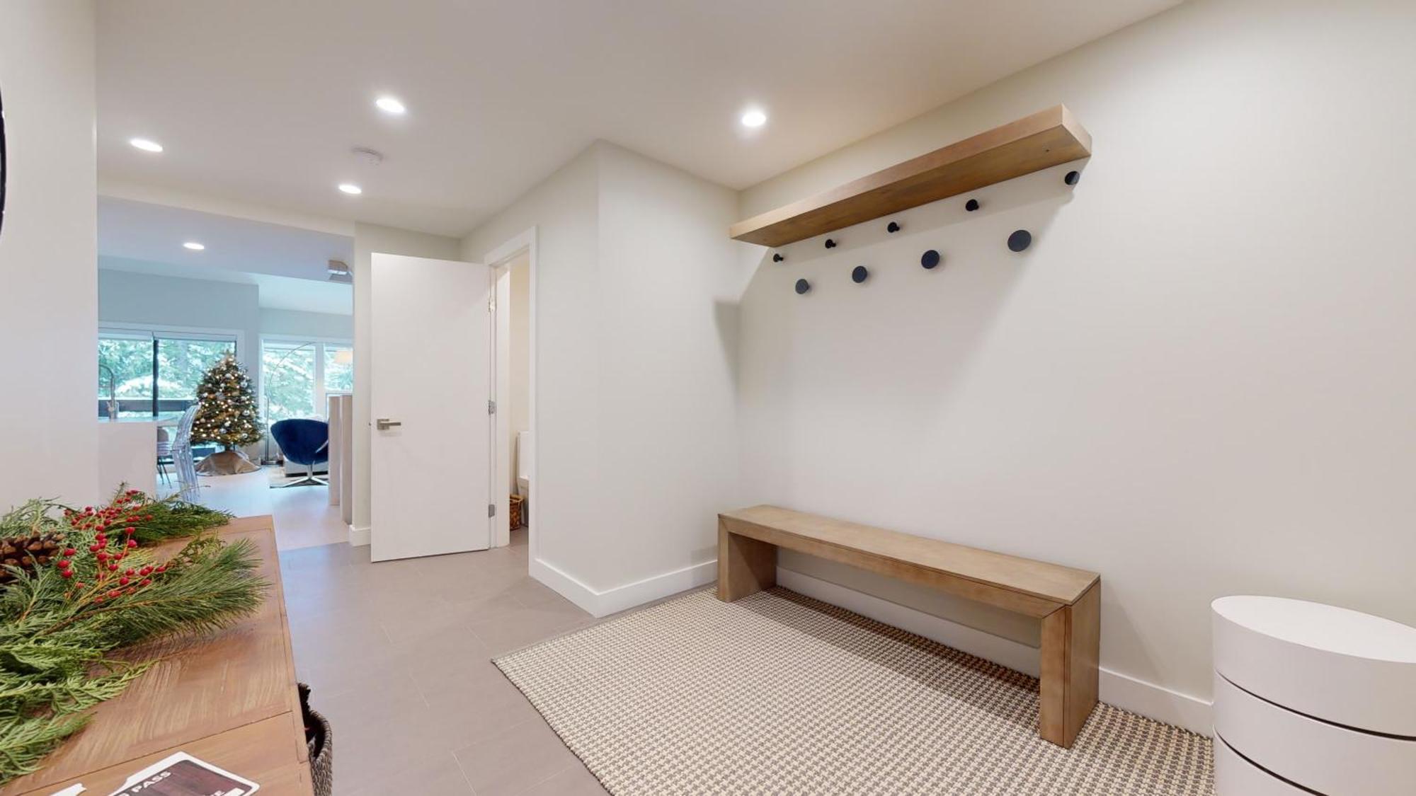 Holiday home Telemark 25 Ski-in Ski-out Access Steps To Ski Lifts Renovated Townhome Whistler