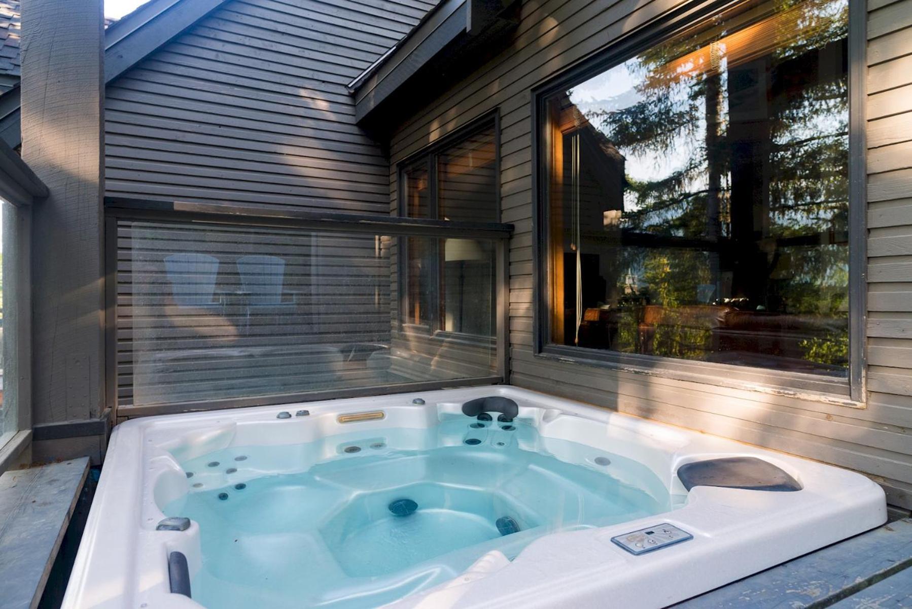 Cedar Ridge 17 Prime Ski-in Ski-out Location Private Garage Hot Tub Chalet *