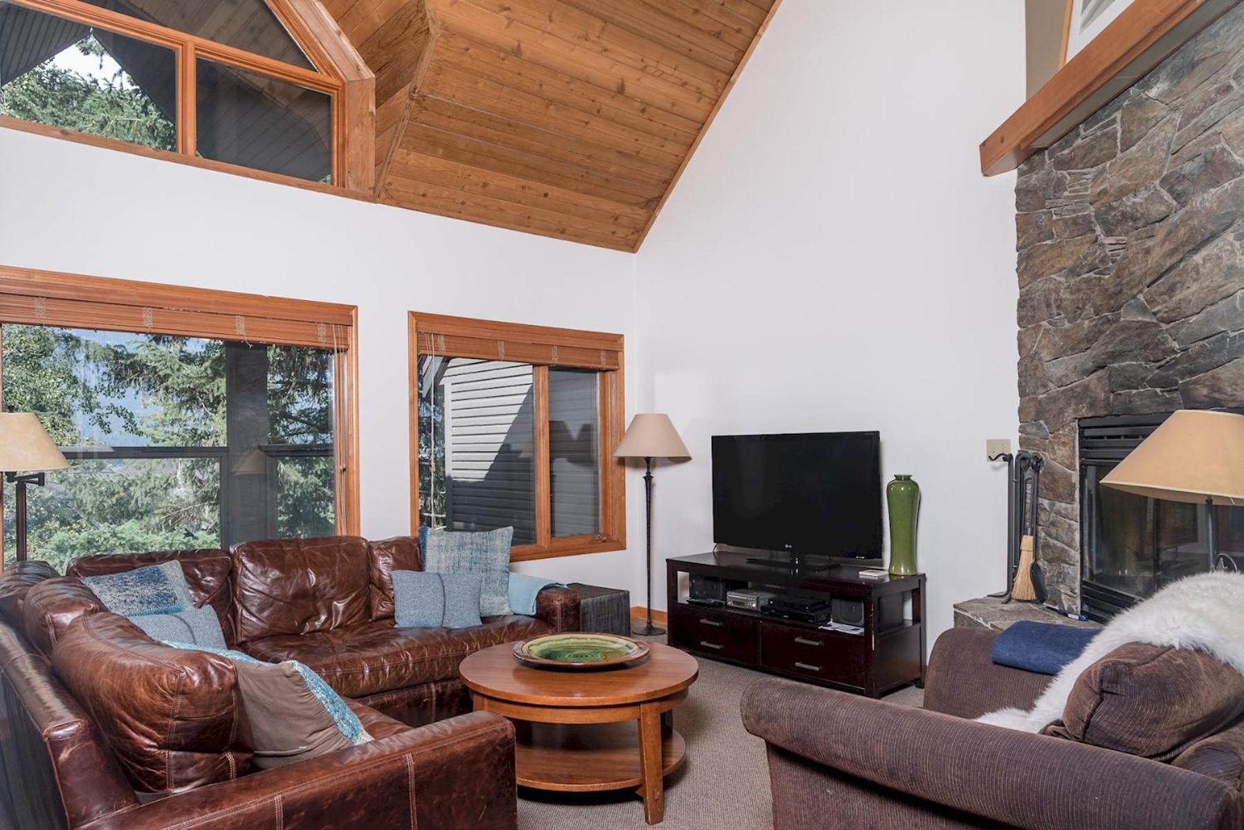 Chalet Cedar Ridge 17 Prime Ski-in Ski-out Location Private Garage Hot Tub *