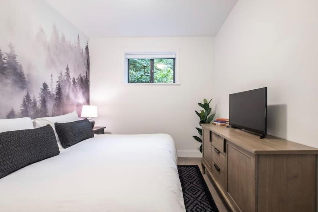 5 Bedroom Chalet, Steps To Gondola! Whistler