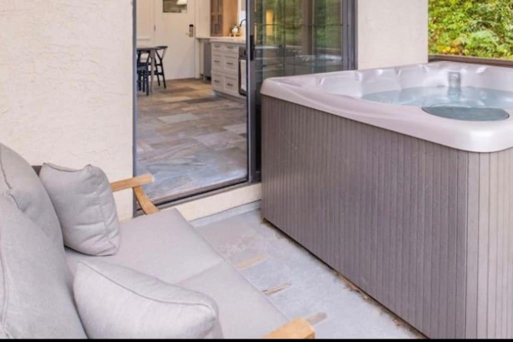 5 Bedroom Chalet, Steps To Gondola! * Whistler