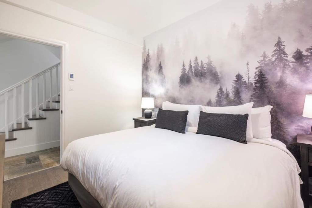 5 Bedroom Chalet, Steps To Gondola! Whistler