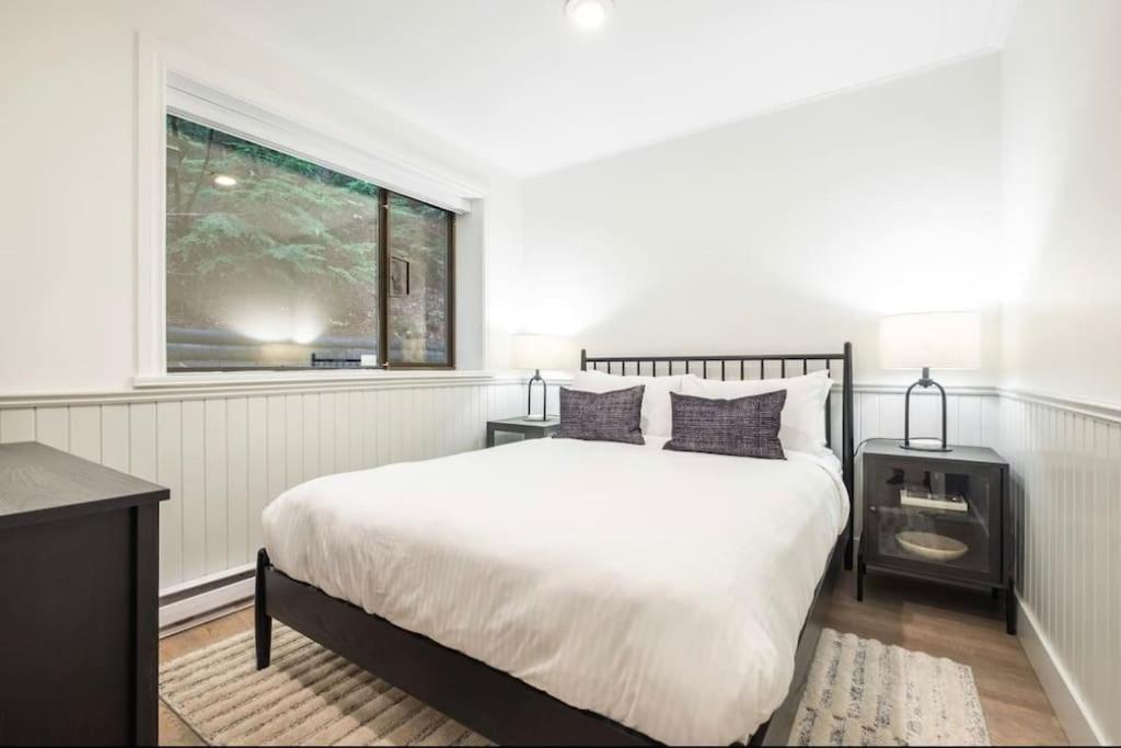 5 Bedroom Chalet, Steps To Gondola! Chalet Whistler