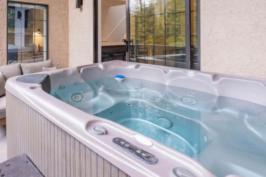 Chalet 5 Bedroom Chalet, Steps To Gondola! Whistler