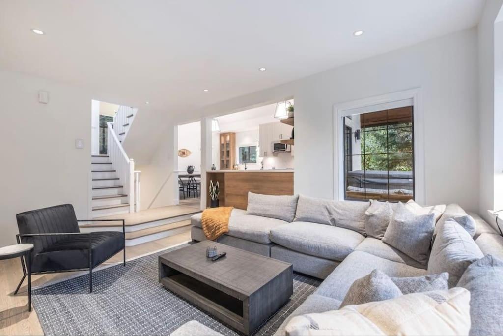 5 Bedroom Chalet, Steps To Gondola! Whistler