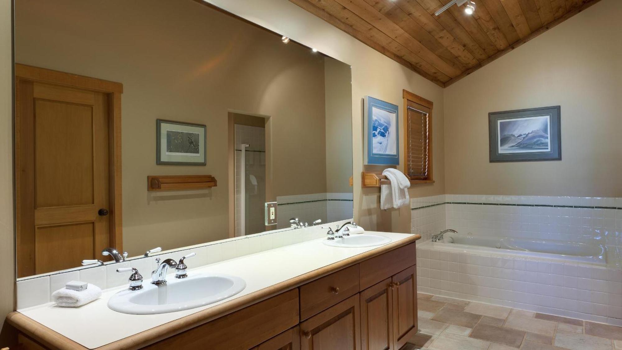 Taluswood 41 | Spacious Cabin-style W/ Access, Private Hot Tub & Media Den