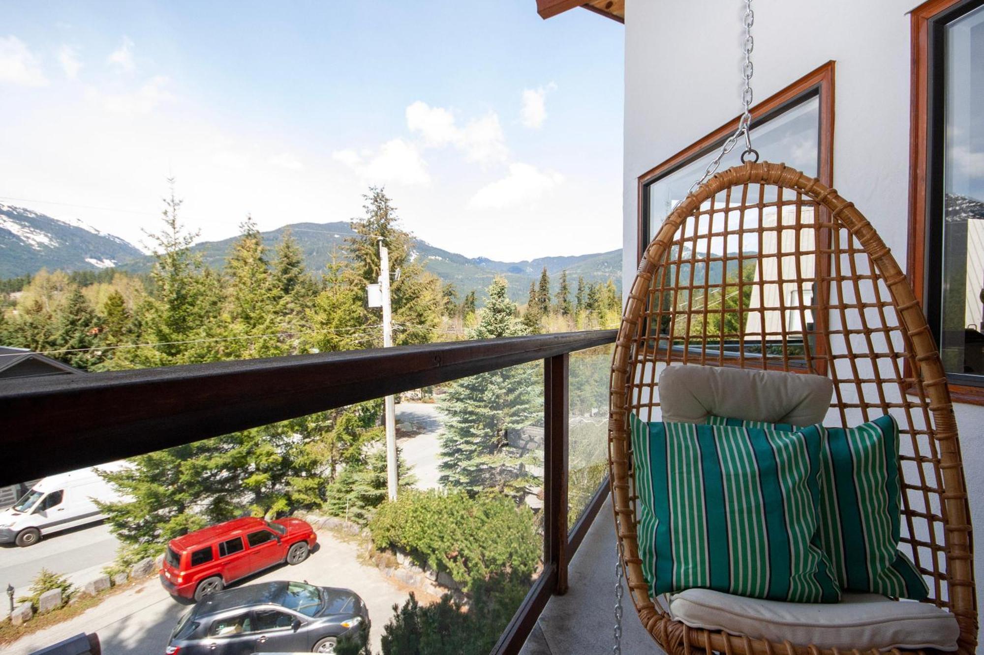 White Gold - Spacious Family-friendly Chalet, Hot Tub, Mountain Views, Log Fireplace