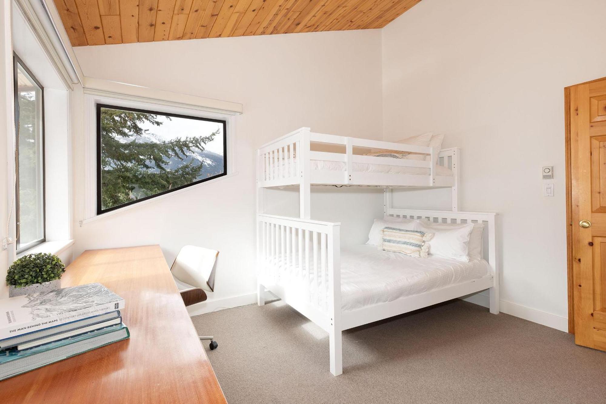 White Gold - Spacious Family-friendly Chalet, Hot Tub, Mountain Views, Log Fireplace Holiday home Whistler