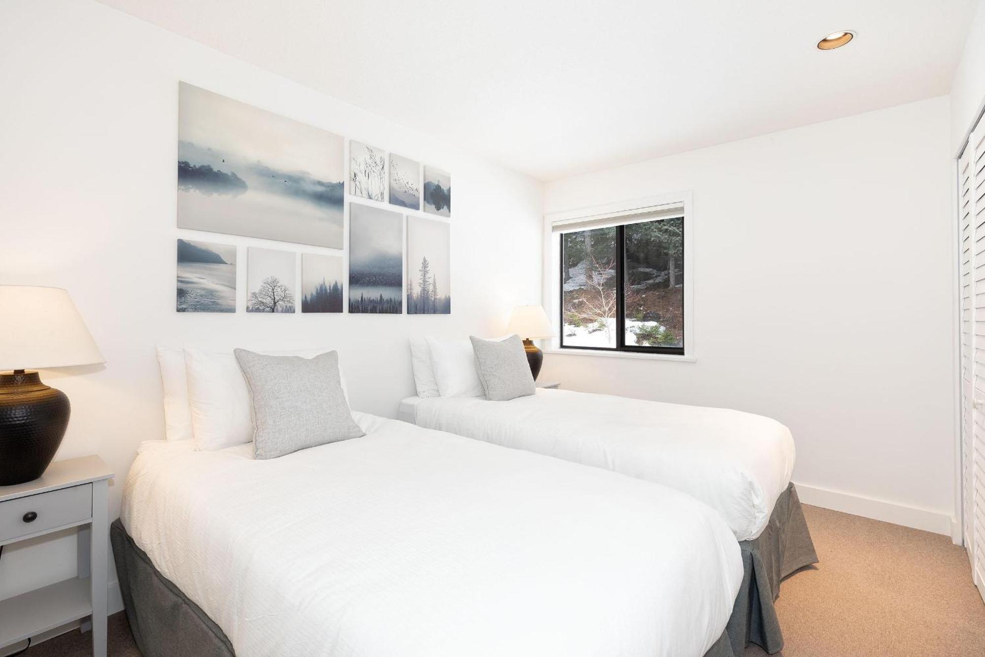White Gold - Spacious Family-friendly Chalet, Hot Tub, Mountain Views, Log Fireplace