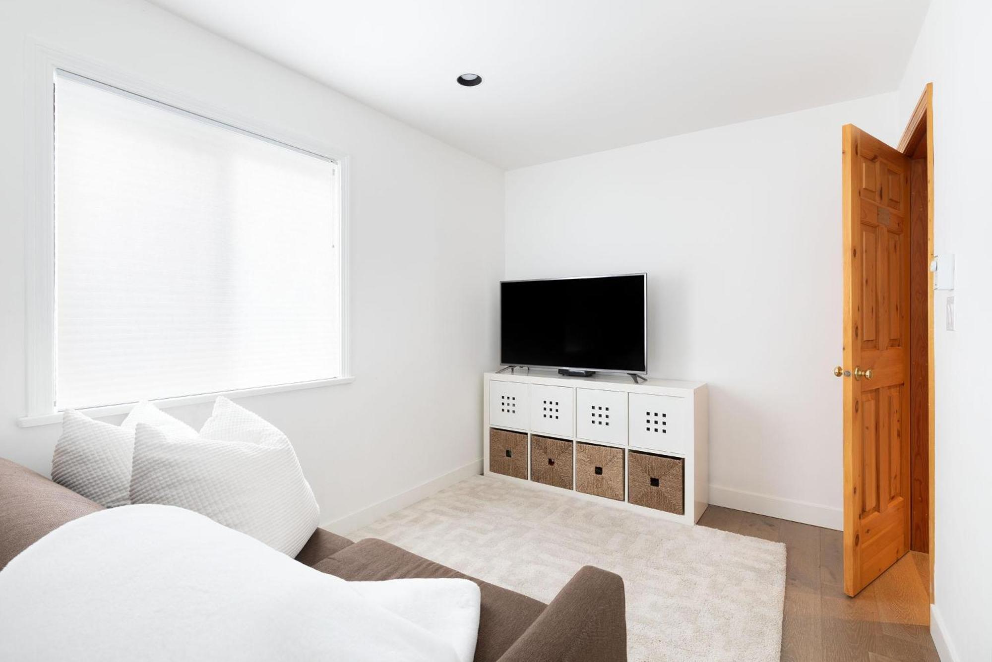 White Gold - Spacious Family-friendly Chalet, Hot Tub, Mountain Views, Log Fireplace Whistler