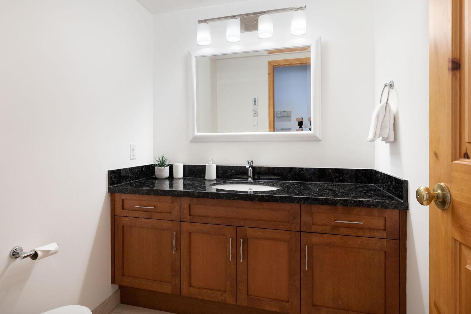 White Gold - Spacious Family-friendly Chalet, Hot Tub, Mountain Views, Log Fireplace * Whistler