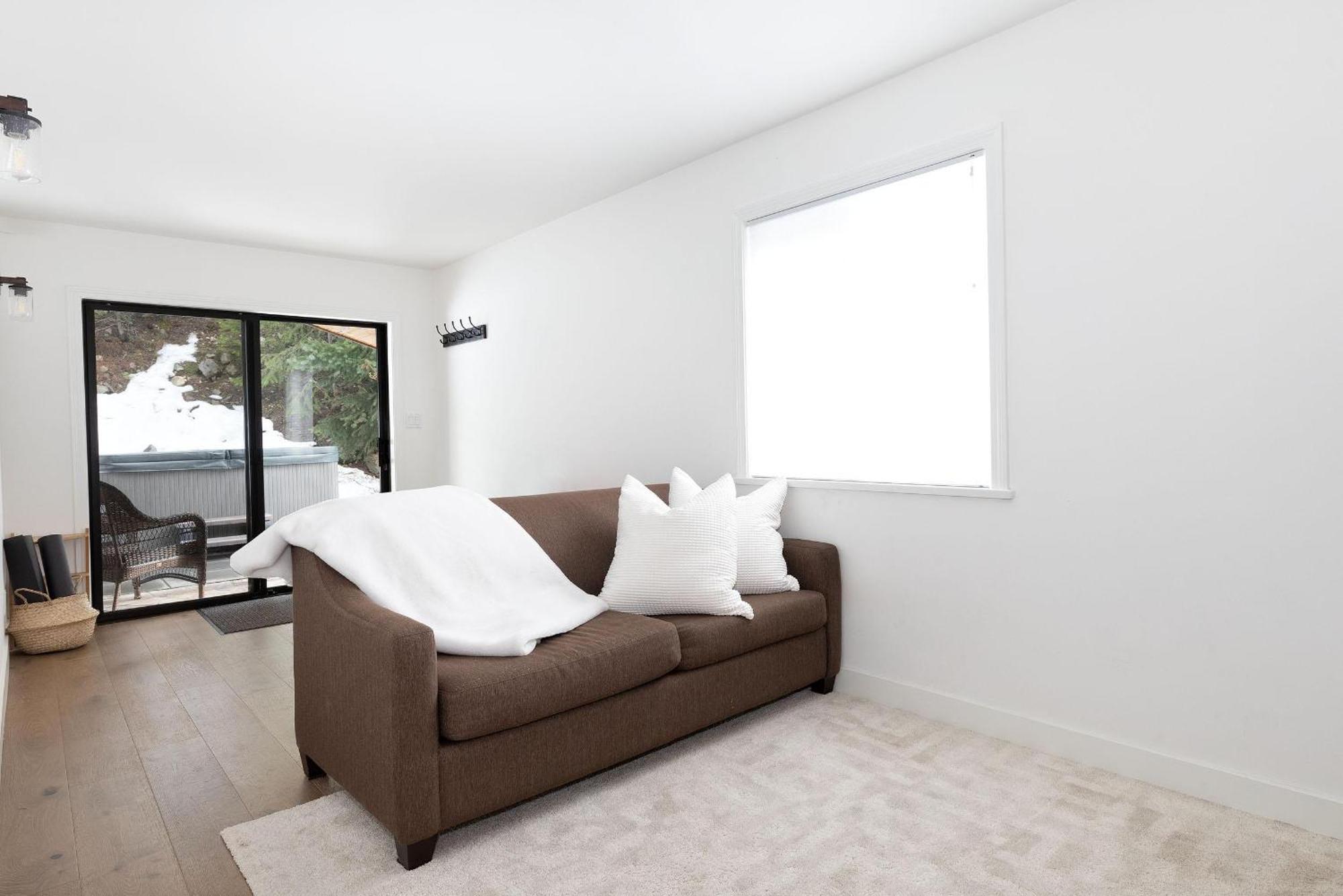 White Gold - Spacious Family-friendly Chalet, Hot Tub, Mountain Views, Log Fireplace
