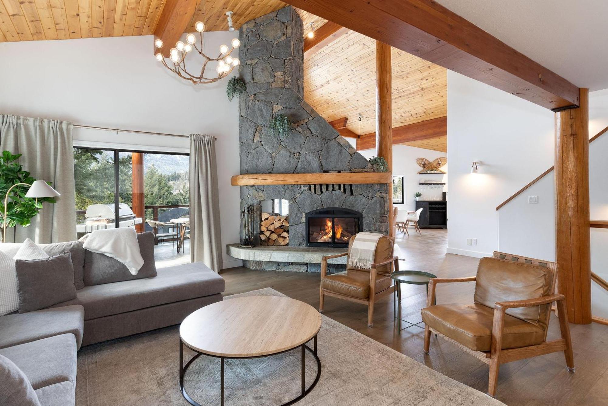 Holiday home White Gold - Spacious Family-friendly Chalet, Hot Tub, Mountain Views, Log Fireplace