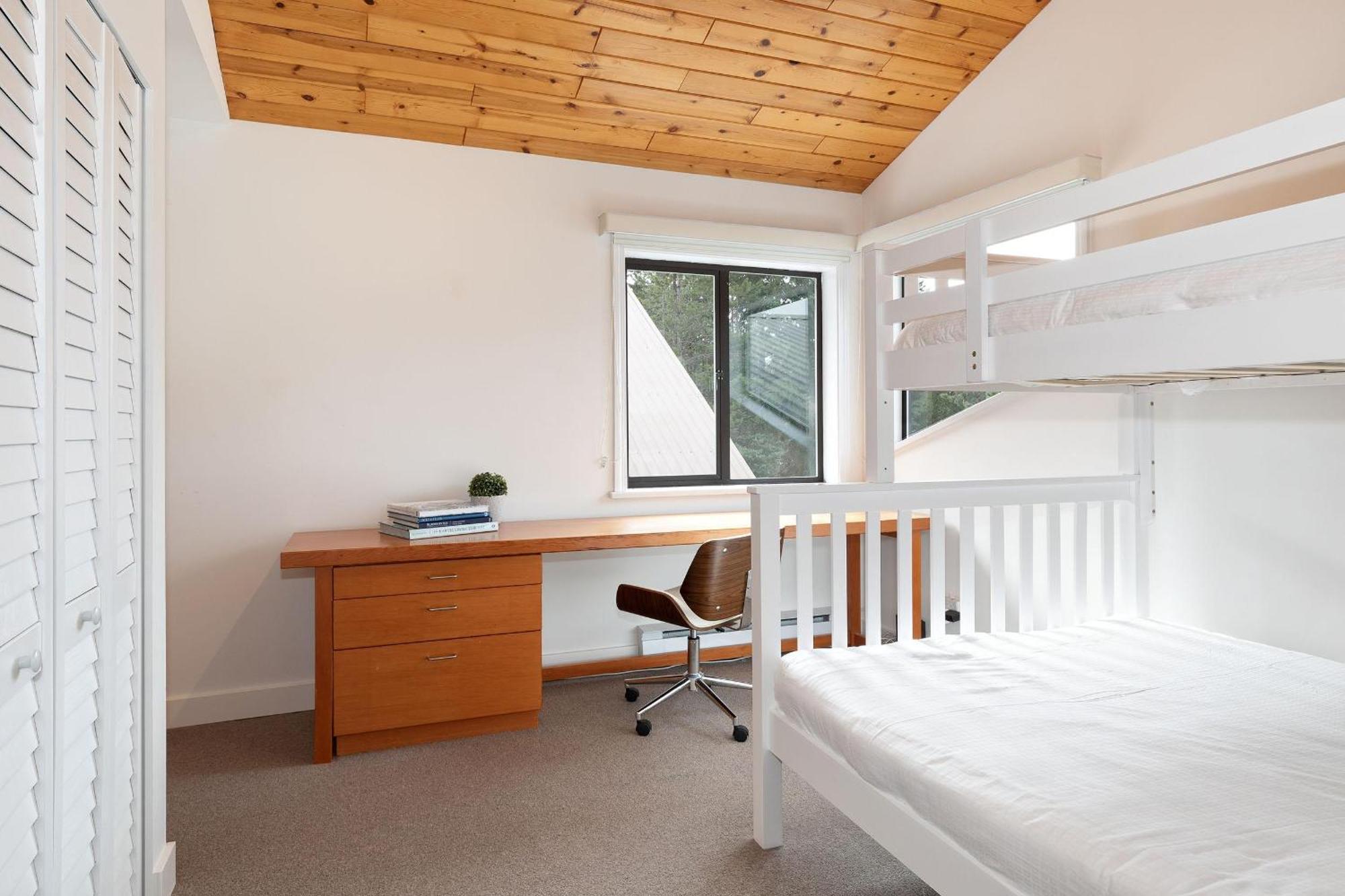 White Gold - Spacious Family-friendly Chalet, Hot Tub, Mountain Views, Log Fireplace