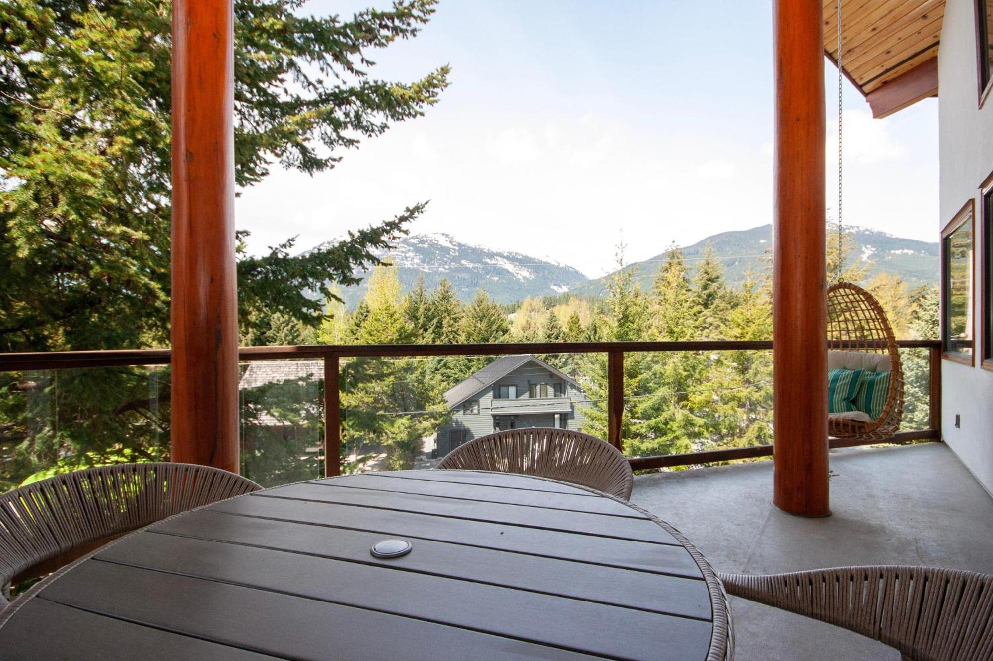 Holiday home White Gold - Spacious Family-friendly Chalet, Hot Tub, Mountain Views, Log Fireplace Whistler