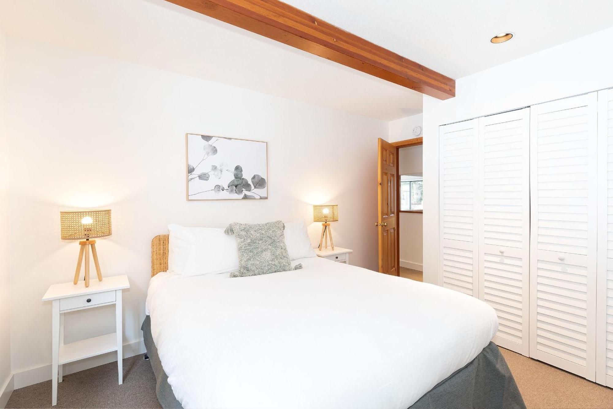 White Gold - Spacious Family-friendly Chalet, Hot Tub, Mountain Views, Log Fireplace * Whistler