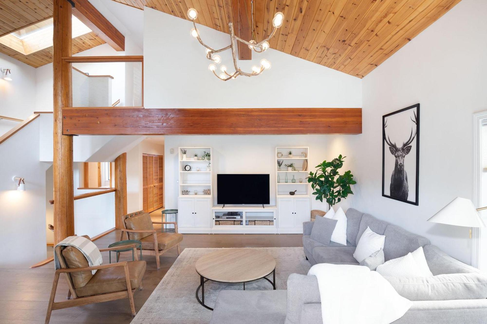 White Gold - Spacious Family-friendly Chalet, Hot Tub, Mountain Views, Log Fireplace