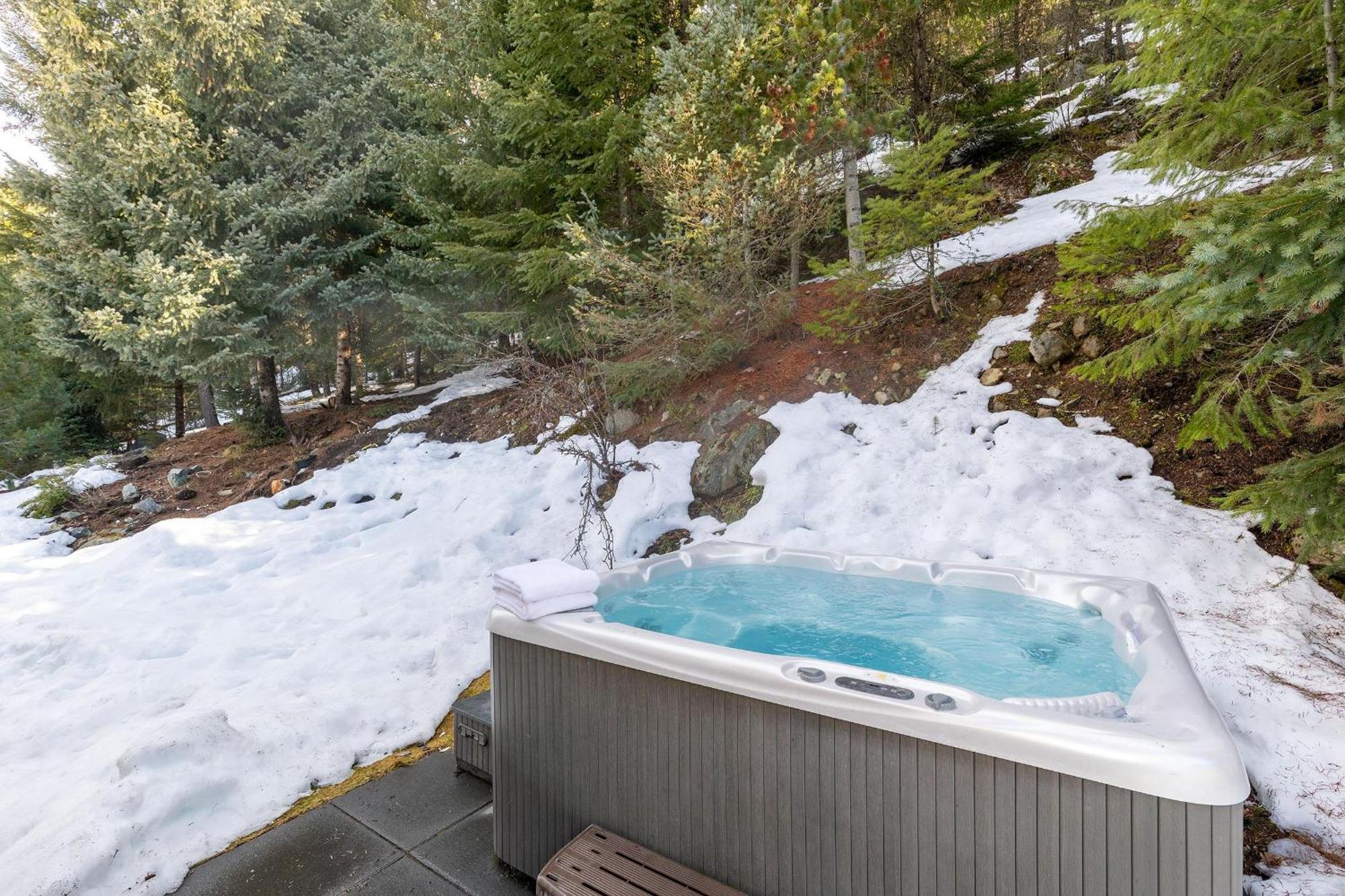Holiday home White Gold - Spacious Family-friendly Chalet, Hot Tub, Mountain Views, Log Fireplace