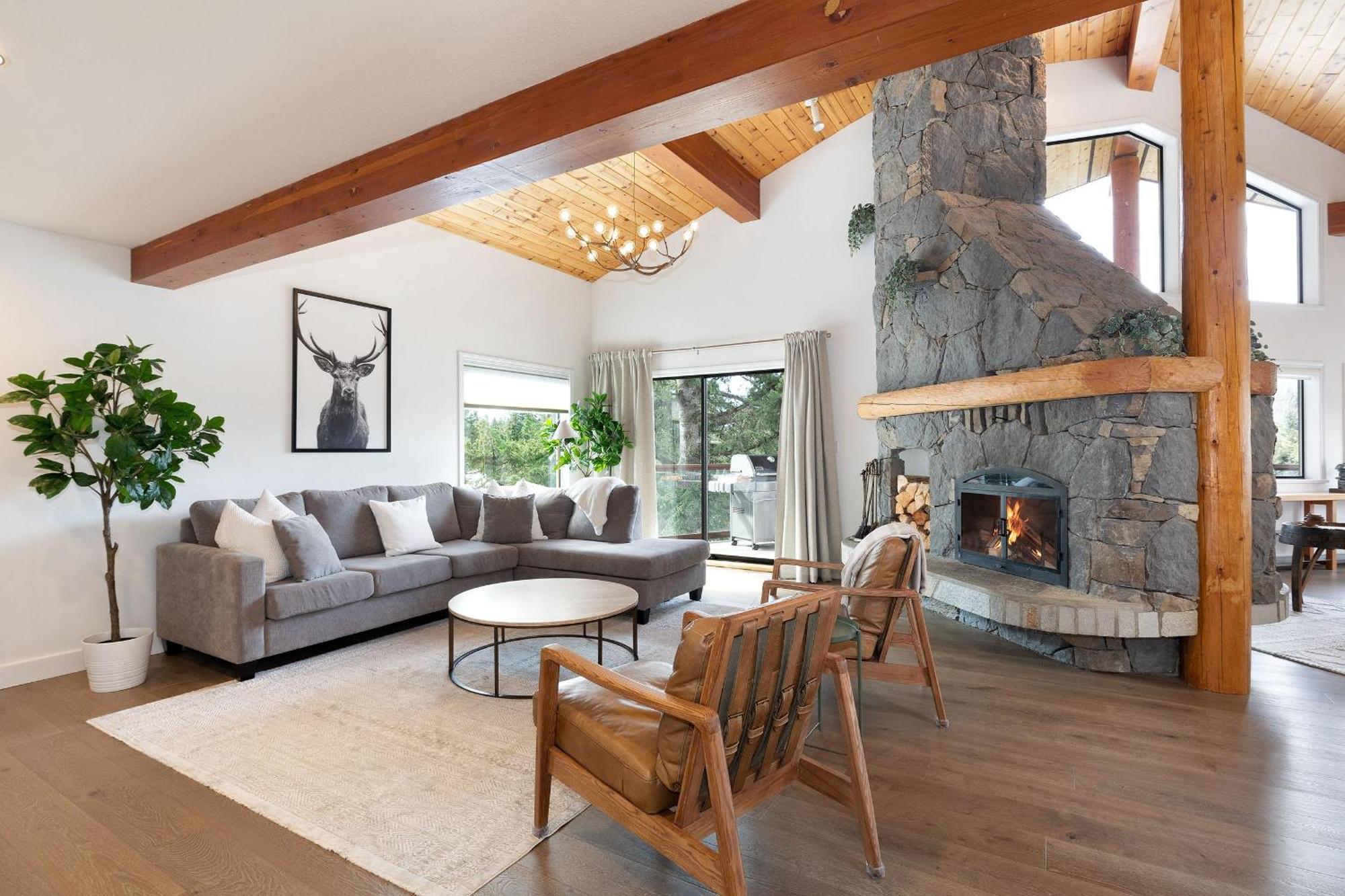 White Gold - Spacious Family-friendly Chalet, Hot Tub, Mountain Views, Log Fireplace *