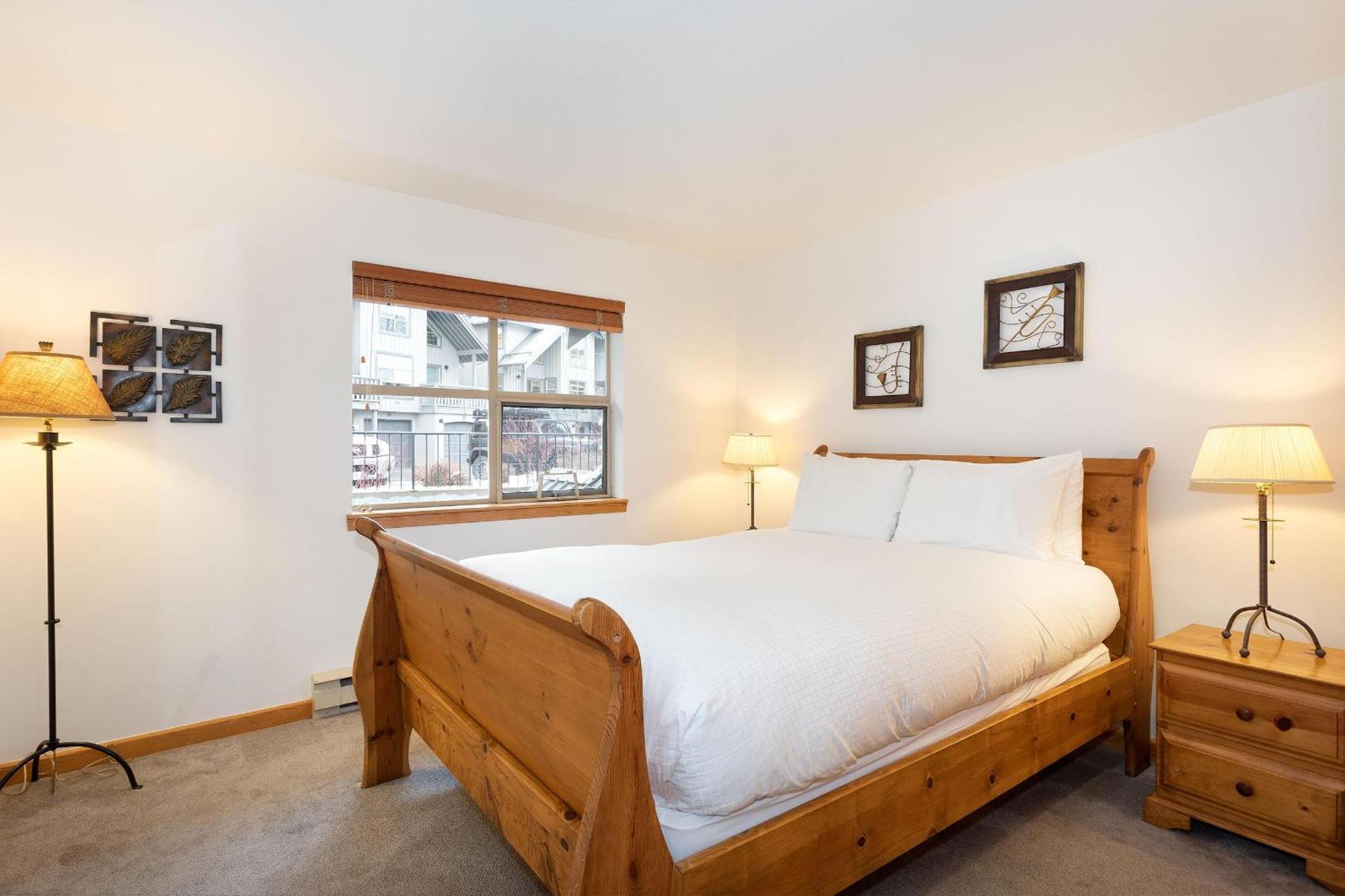 Forest Trails 9 - Walk Or Shuttle To Skiing, Fireplace, Private Garage, Free Parking Holiday home Whistler