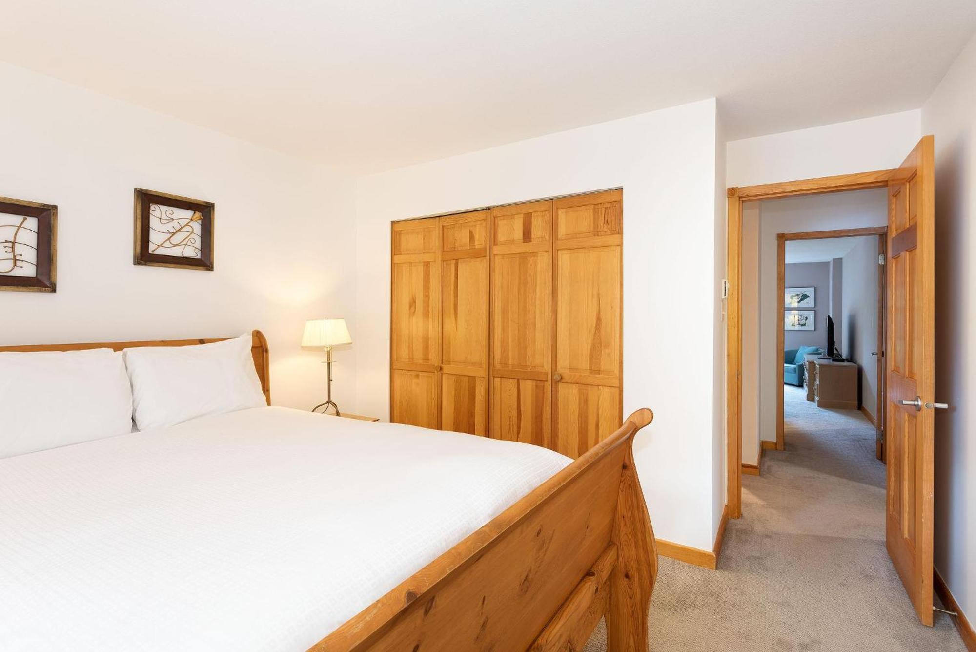 Holiday home Forest Trails 9 - Walk Or Shuttle To Skiing, Fireplace, Private Garage, Free Parking Whistler