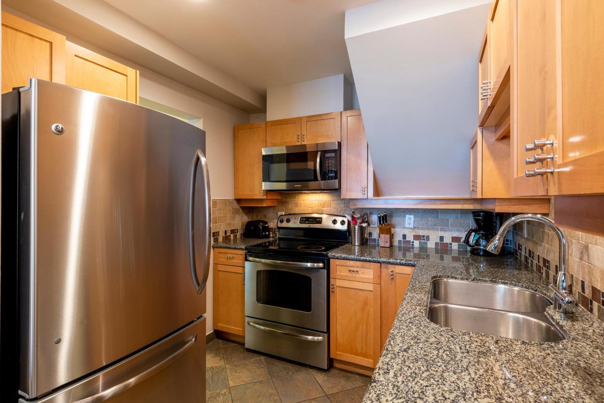 Renovated In Out 2 Bedroom 1 Bedroom Enclosed Loft * Whistler