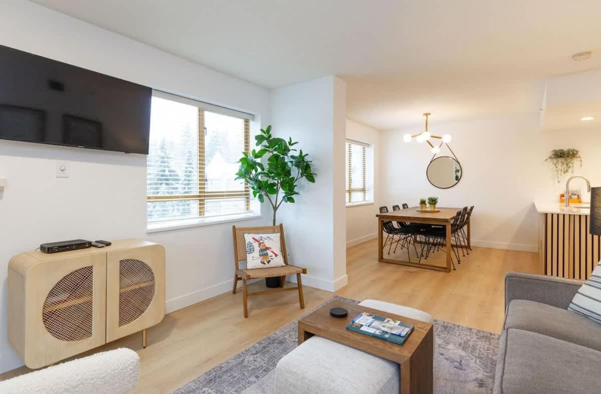 Renovated 2Bed-2Bath In Village With Pool, Hot Tub, And Sauna *