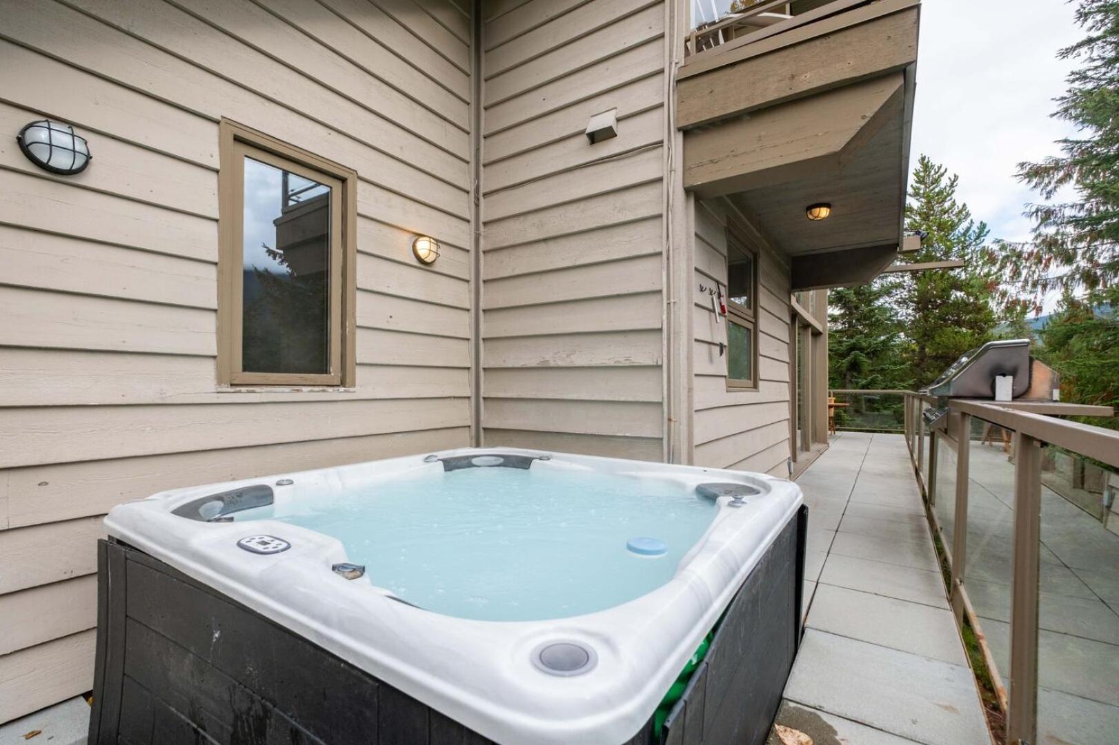 Chalet Nighthawk Lane By Outpost