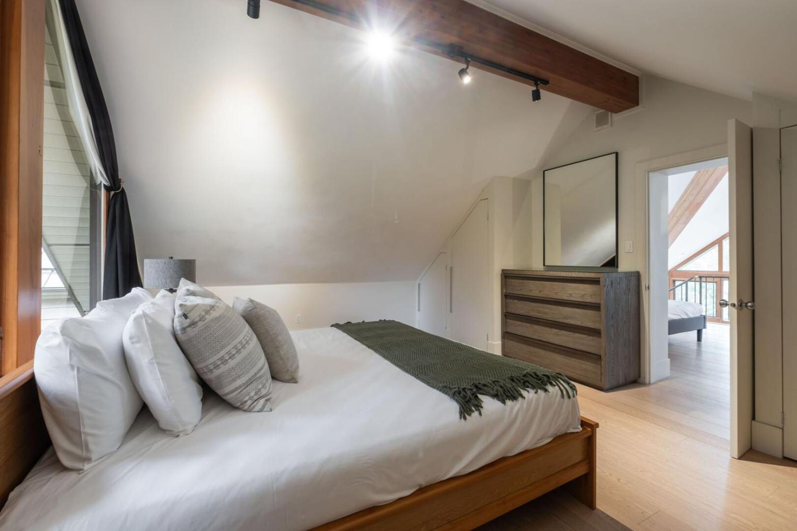Chalet Nighthawk Lane By Outpost *