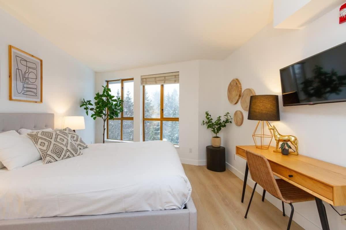 Renovated 1Bed-1Bath In Village With Pool, Hot Tub, And Sauna Holiday home *