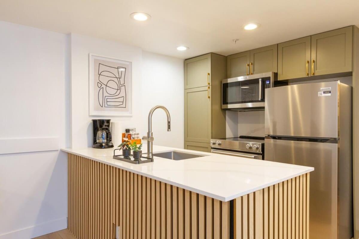 Renovated 1Bed-1Bath In Village With Pool, Hot Tub, And Sauna *