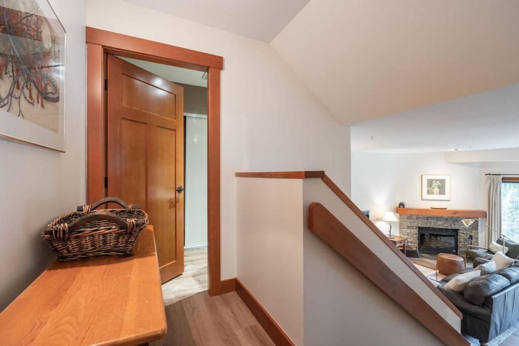 Blueberry Hill Estates 3180 By Outpost Whistler