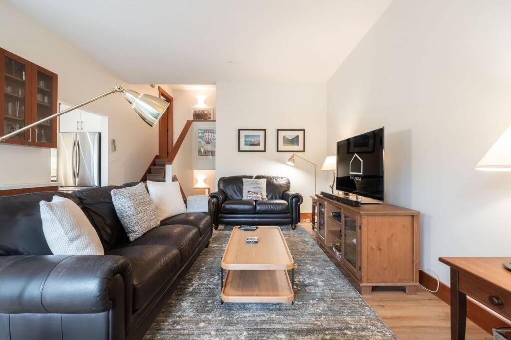 Blueberry Hill Estates 3180 By Outpost Holiday home Whistler