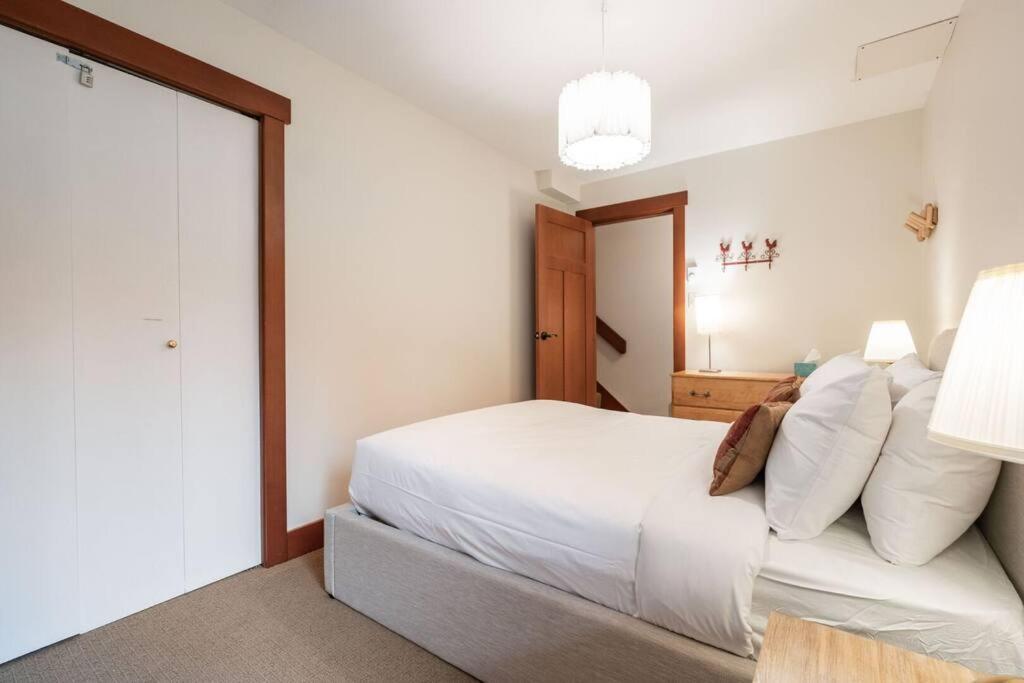 Blueberry Hill Estates 3180 By Outpost Holiday home Whistler